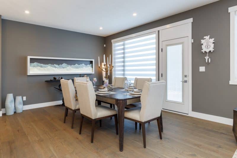 Open concept dining area with white decor.
Salle à manger à aire ouverte décorée de blanc.