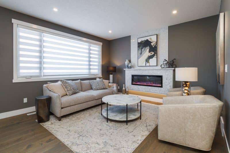 Living room with neutral decor and a tiled fireplace.
Salon de style neutre doté d’un foyer carrelé.