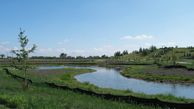 Maple Leaf Pond completed construction.
La construction de l'étang Maple Leaf est terminée.